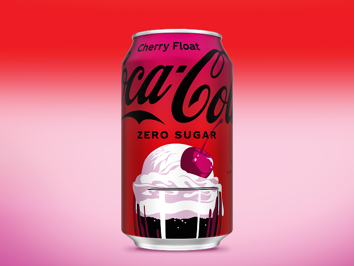 Lata roja de Coca-Cola con la etiqueta "Cherry Float" y el texto "ZERO SUGAR", que muestra una ilustración de un helado flotante coronado con una cereza, sobre un fondo con degradado de rojo a rosa.