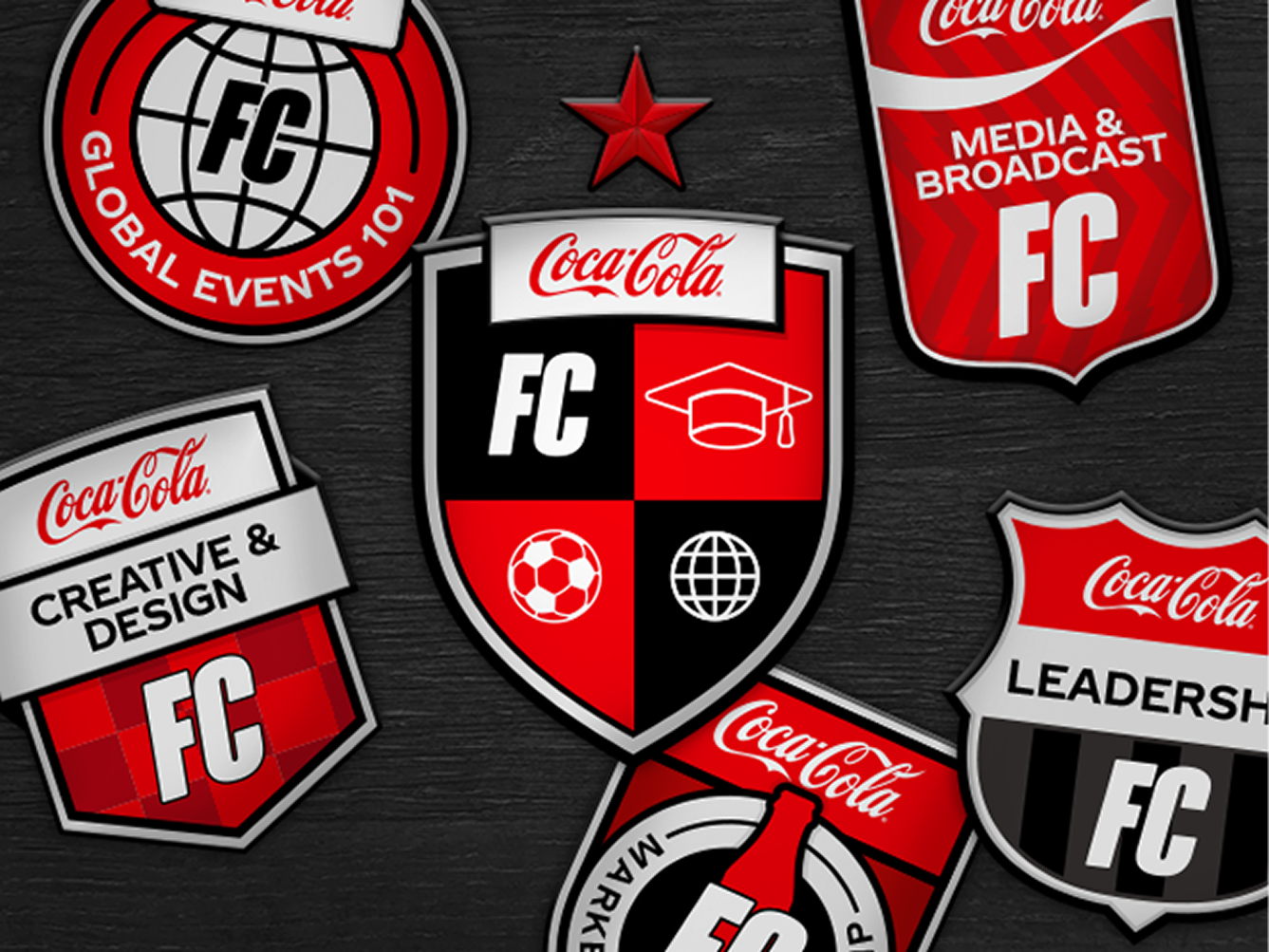 Escudo Coca-Cola FC rodeado de insignias de capacitación para eventos globales, medios, liderazgo y creativos, arte para FIFA digital hub.