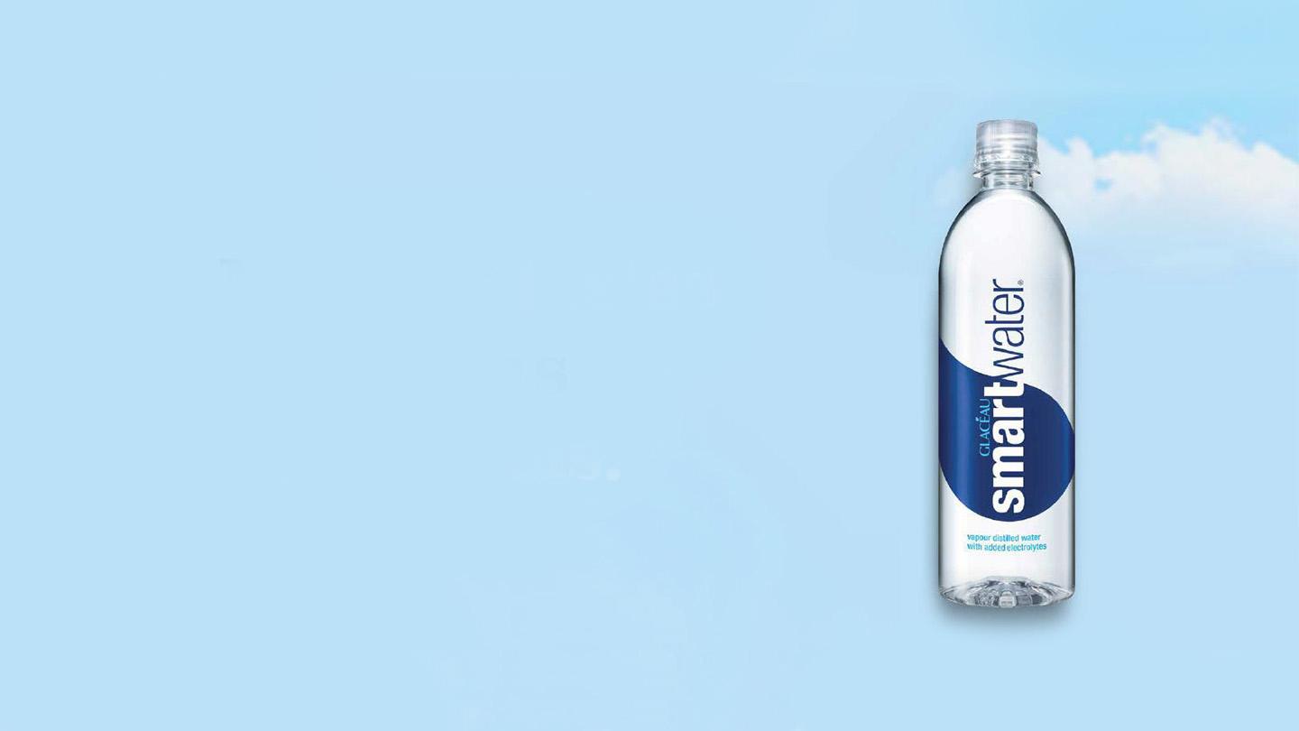 زجاجة مياه سمارت واتر على خلفية سماوية وخلفها غيمة