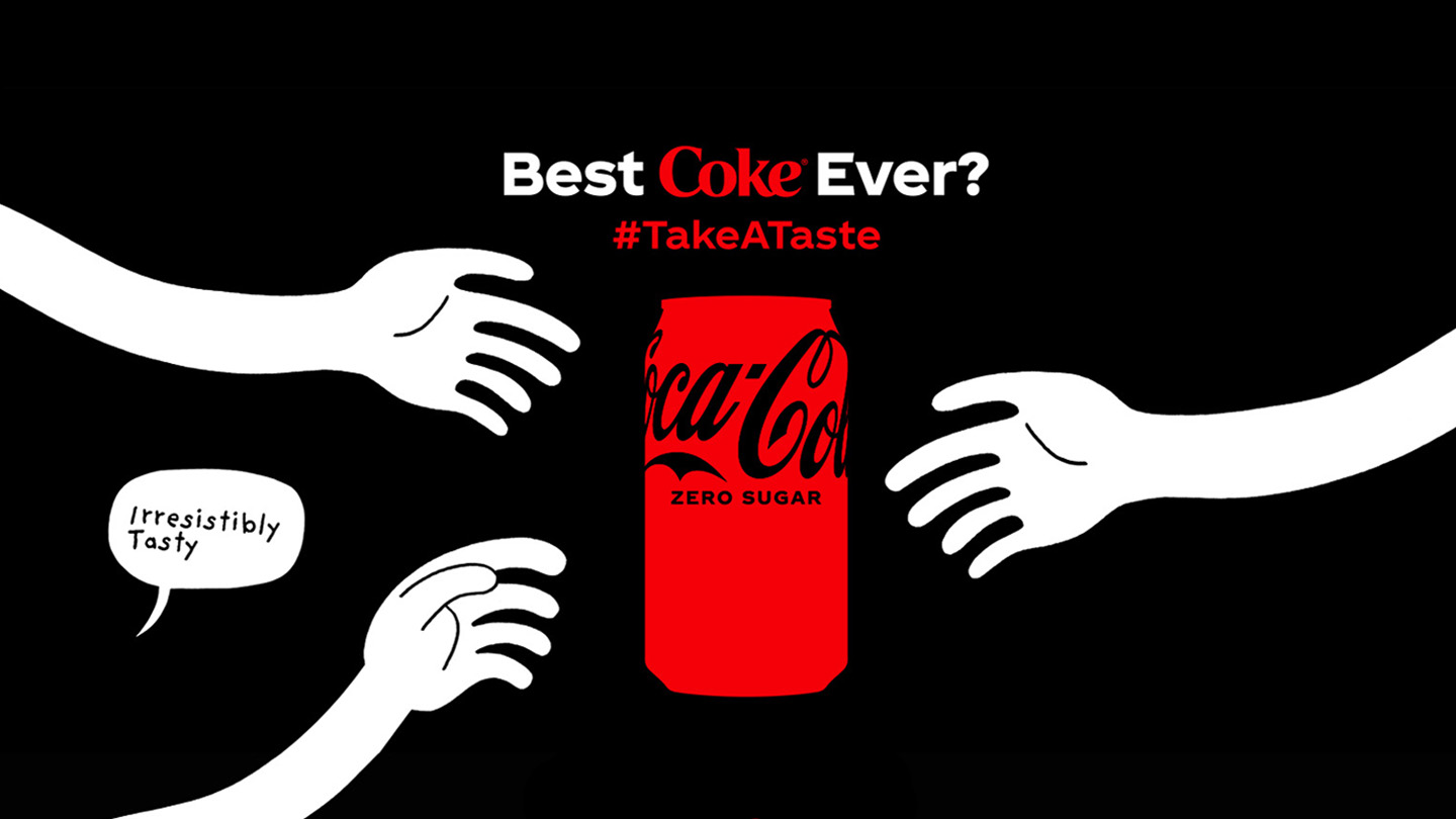 Kanaçe Coca-Cola e kuqe në qendër me duar të bardha të shtrira drejt saj dhe tekst mbi sfond të zi.