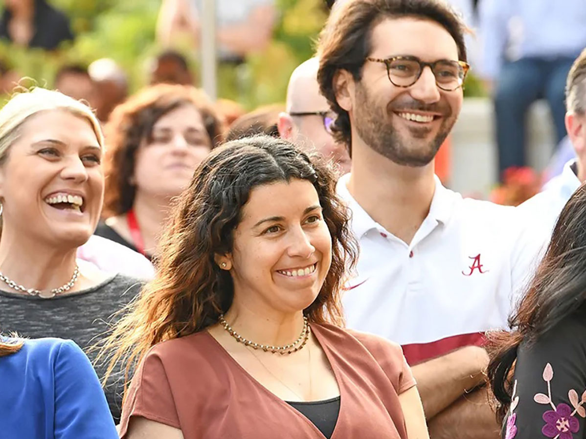 Njerez te mbledhur ne nje ngjarje ne ambiente te jashtme