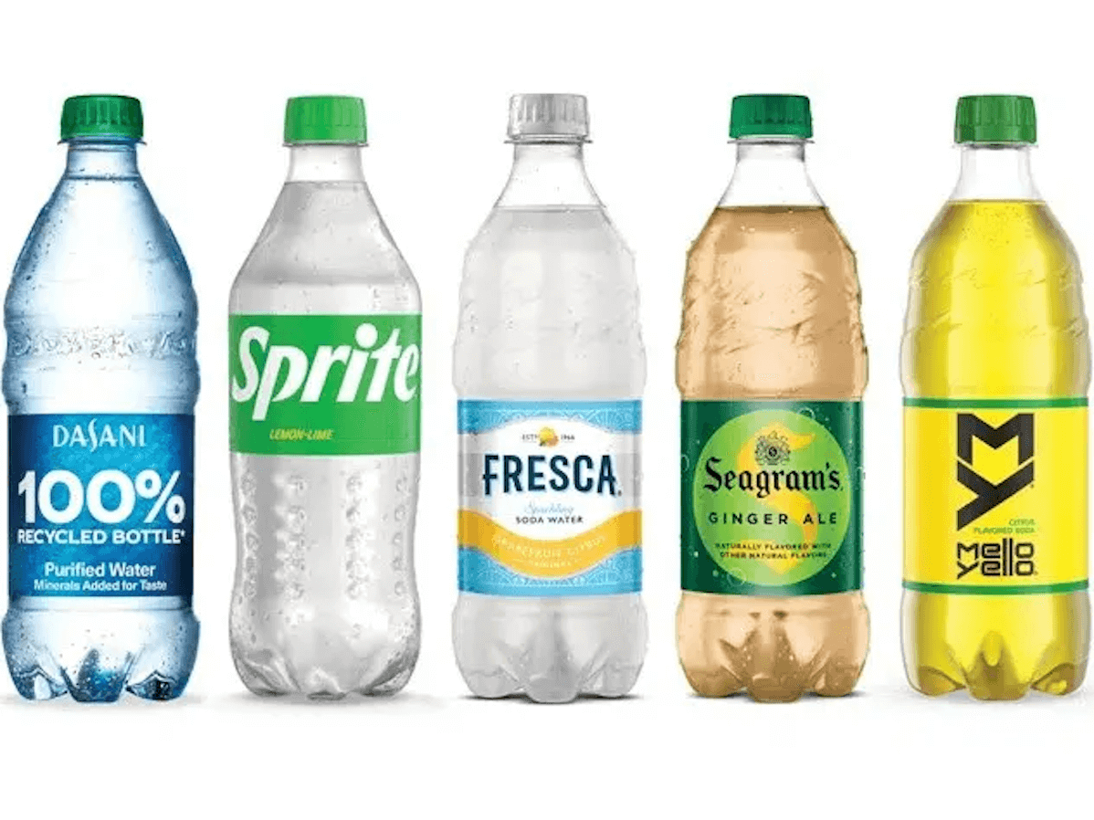 Pesë shishe plastike: ujë Dasani, Sprite, Fresca, Seagram's Ginger Ale dhe Mello Yello, në sfond të bardhë.